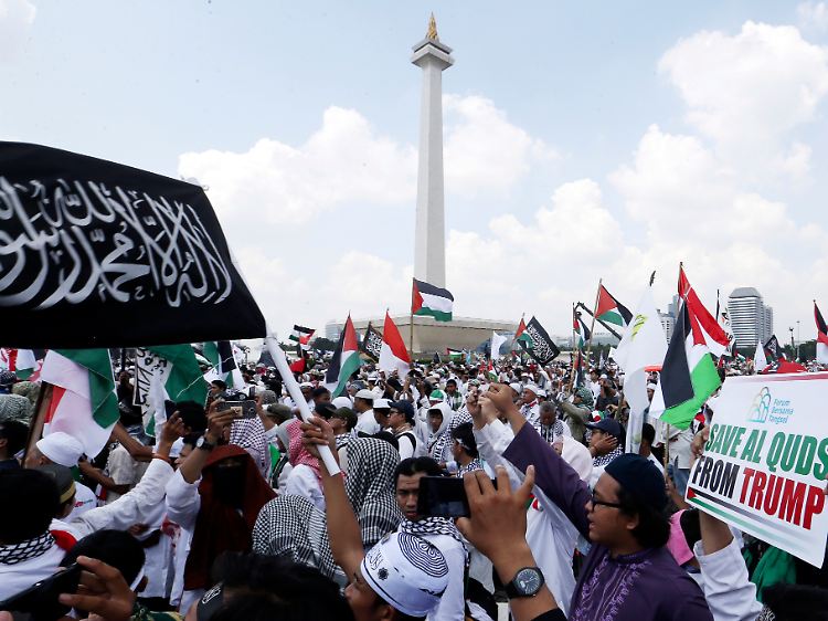 Proteste gegen die US-Entscheidung gab es weltweit. Im größten muslimischen Land Indonesien etwa protestierten Tausende gegen den Umzug.