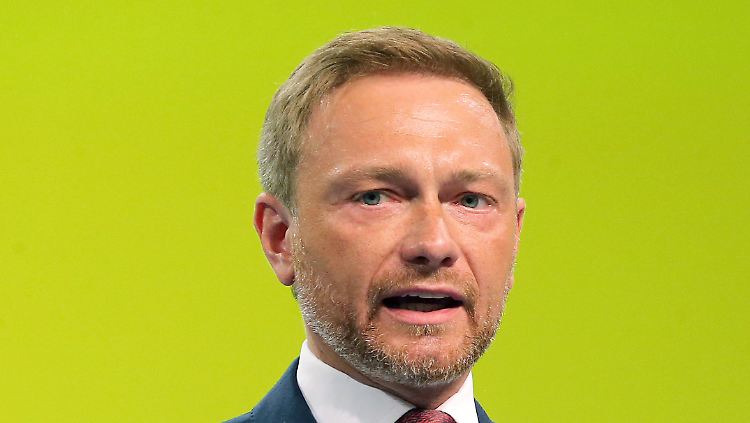 Lindner sieht Merkels außenpolitische Macht schwinden.