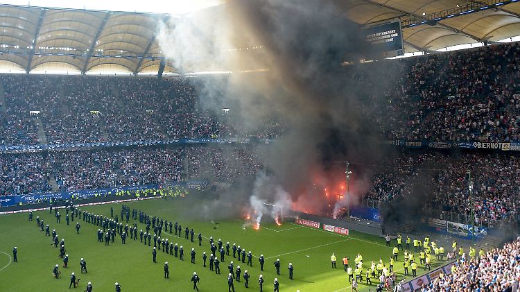 Rauchbomben und bengalische Feuer auf dem Feld - das Spiel in Hamburg musste unterbrochen werden.