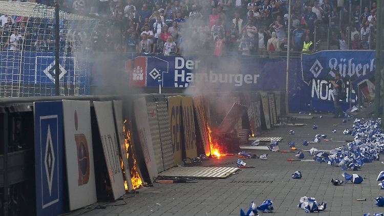 Ausschreitungen begleiten den HSV in die Zweitklassigkeit.