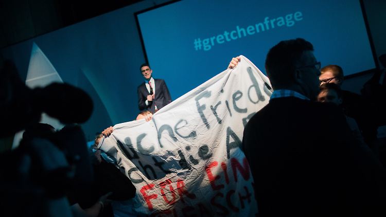 Aktivisten stürmten in die Halle und hielten ein Transparent hoch: "Suche Frieden, nicht die AfD".