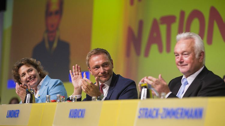 Nur 3 von 18 Präsidiumsmitgliedern der FDP sind weiblich - hier Generalsekretärin Beer (l.) neben Parteichef Lindner (M.) und Vize Kubicki.