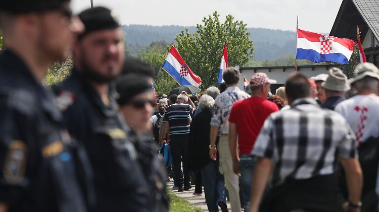 Mehrere Tausend Kroaten kamen nach Bleiburg in Österreich.