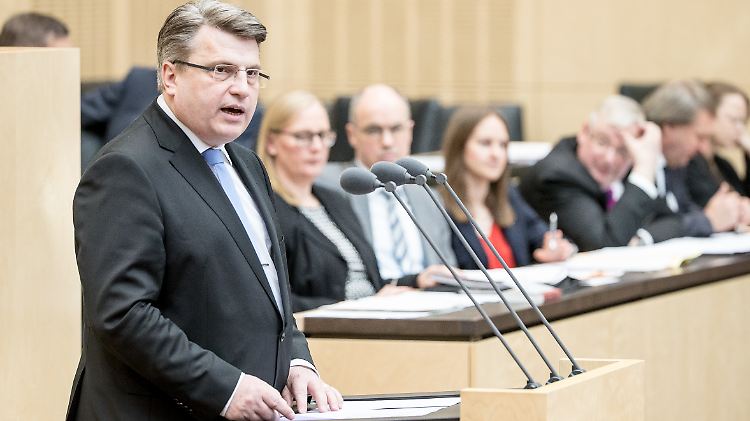 Bayerns Justizminister Winfried Bausback will "gefährliche Strafbarkeitslücken" schließen.