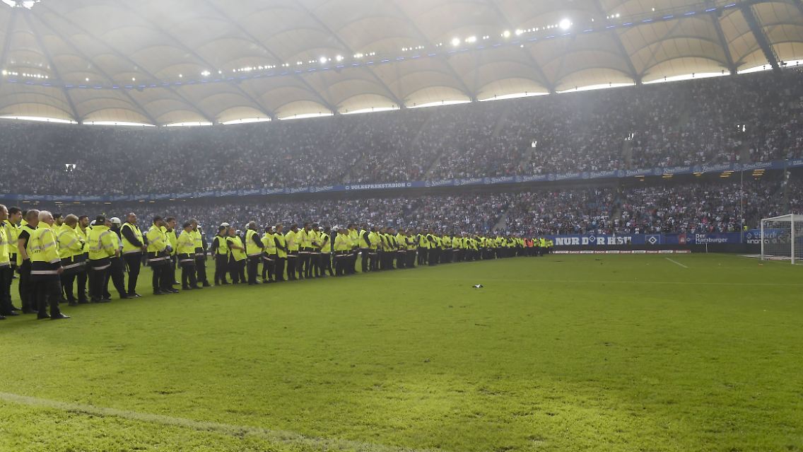 Hunderte Ordner riegeln das Spielfeld ab.