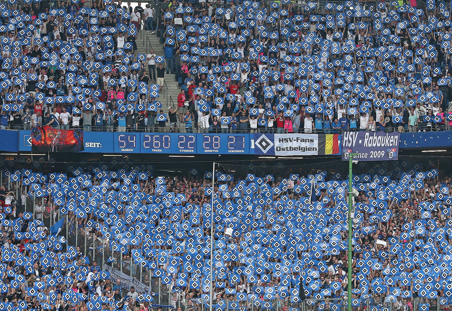Schon zum Anpfiff im Hamburger Volksparkstadion ist klar: Dieses Spiel wird in die Geschichte der deutschen Fußball-Bundesliga eingehen.