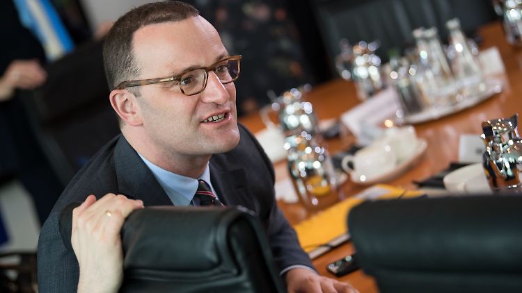 Will die Gesundheitskarte aufs Handy bringen: Jens Spahn.