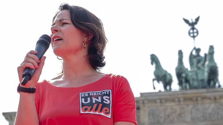 Die Bundesregierung müsse "klipp und klar deutlich machen, dass die Verweigerung der Einreise für kritische Journalisten nicht akzeptabel ist", sagt Annalena Baerbock.