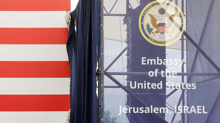 Die Vorbereitungen zur Eröffnung der US-Botschaft laufen auf Hochtouren, inklusive strenger Sicherheitsmaßnahmen.