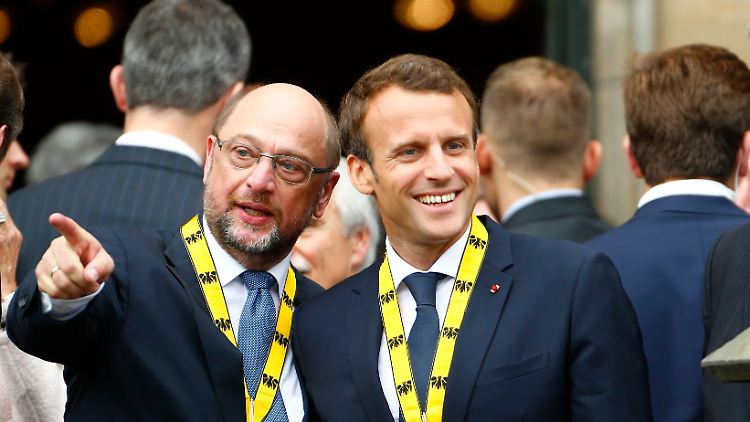 Auf Augenhöhe mit den Großen: Martin Schulz mit Frankreichs Präsident Macron.