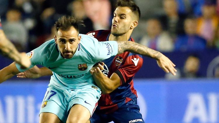 Barcas Paco Alcacer (l.) kämpft mit Levantes Rober Pier um den Ball.
