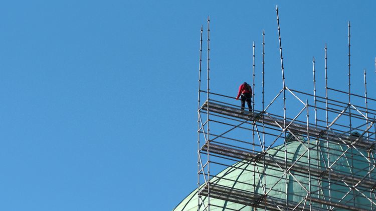 Der saisonal übliche Rückgang der Erwerbszahlen in den Wintermonaten fiel im ersten Quartal 2018 geringer aus als üblich. 