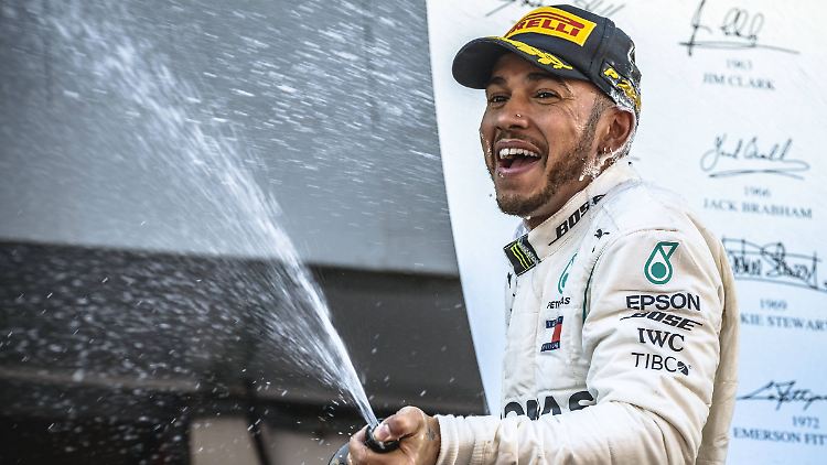 Darauf einen Champagner: Lewis Hamilton bleibt seiner Mercedes-Crew treu.