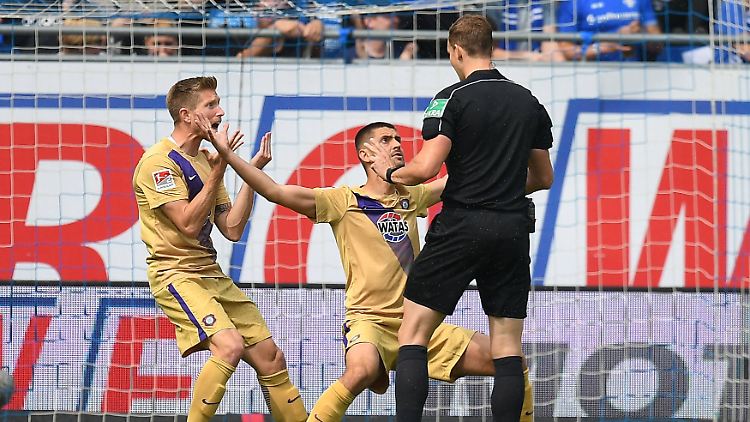 Schiedsrichter Sören Storks macht die Spieler von Erzgebirge Aue fassungslos.