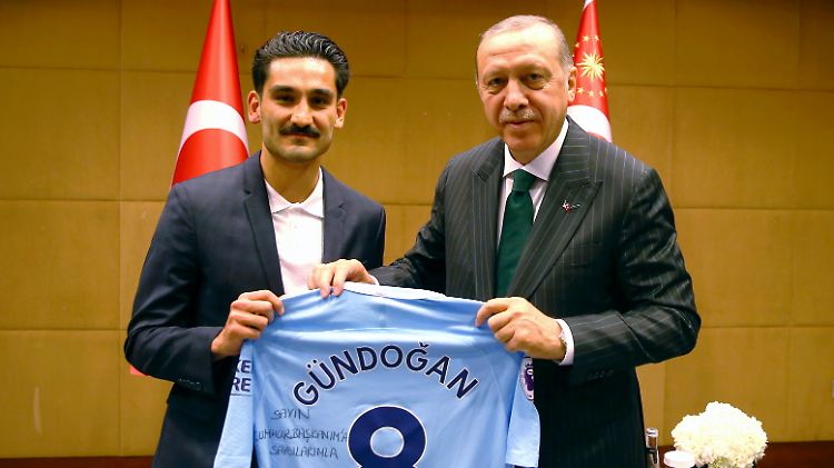 Ein Treffen, das für Wirbel sorgt: Die deutschen Nationalspieler Ilkay Gündogan (l.) und Mesut Özil (nicht im Bild) haben sich mit dem türkischen Präsidenten Recep Tayyip Erdogan getroffen.