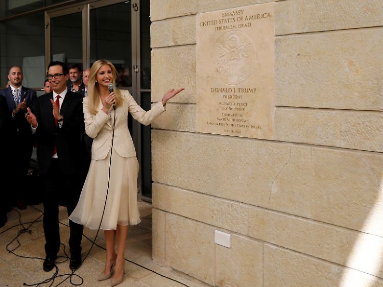 Offiziell ist sie als Senior-Beraterin des US-Präsidenten dabei: Ivanka Trump, die Tochter des US-Präsidenten, enthüllt am Eingang der neuen Botschaft eine Gedenktafel mit dem Namen ihres Vaters.
