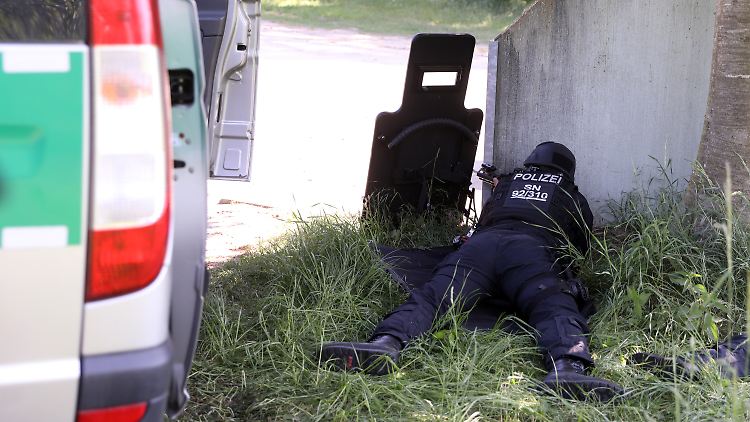 Schüsse im Wald bei Königsbrück in Sachsen: Ein Scharfschütze der Polizei sichert den Einsatzort.