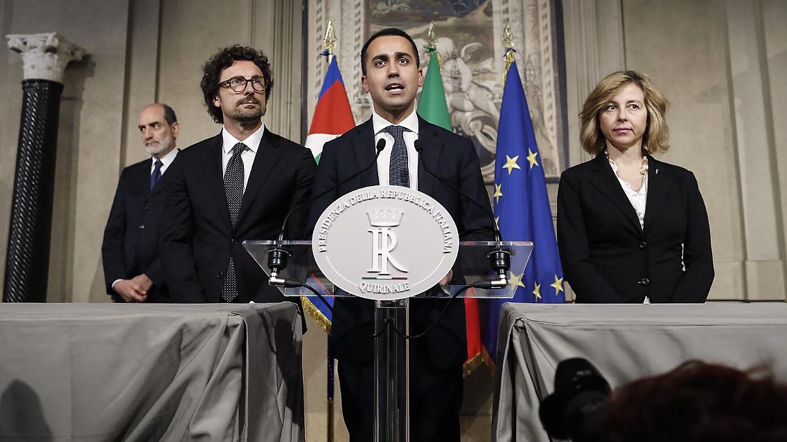 Luigi Di Maio (Mitte), Vorsitzender der Fünf-Sterne-Bewegung, nach einem Gespräch mit Präsident Mattarella.