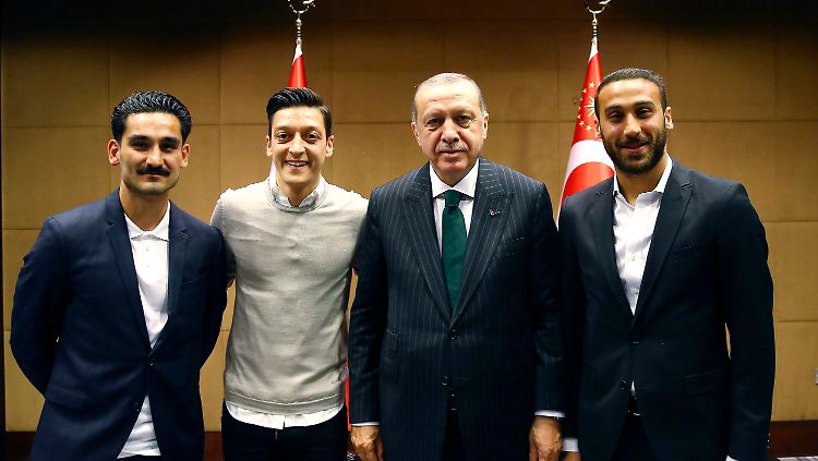 Özil (2. v.l.) und Gündogan (l.) hatten sich mit dem türkischen Staatspräsidenten Erdogan (2.v.r.) getroffen - das sorgte für heftige Kritik.