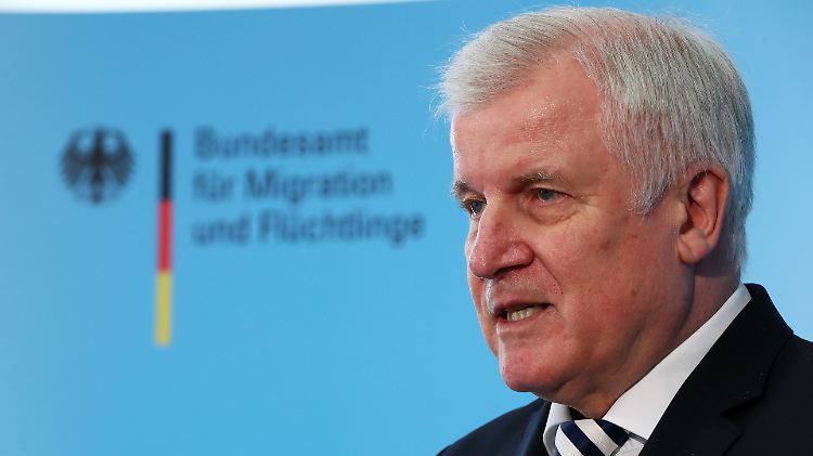 Horst Seehofer bei seinem ersten Besuch beim Bamf als Innenminister.