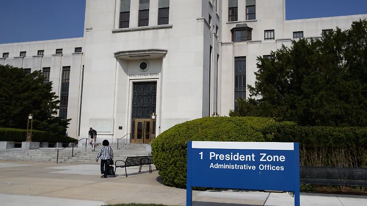 Der Eingangsbereich des Walter Reed National Military Medical Center, in dem die Frau des US-Präsidenten Trump, Melania, behandelt wird. 
