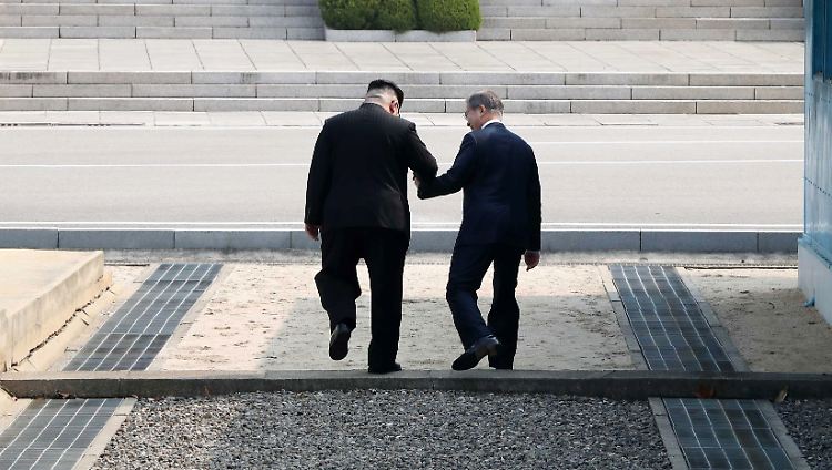 Nordkoreas Machthaber Kim Jong Un (l.) hatte sich im April mit dem südkoreanischen Präsidenten Moon Jae getroffen.