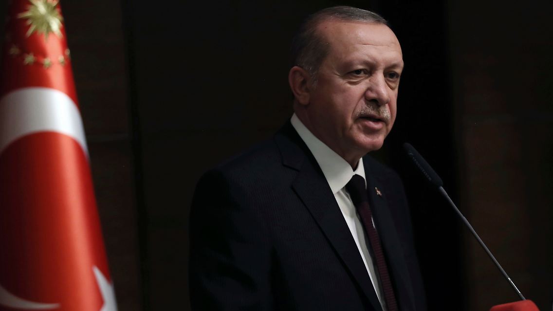 Erdogan sprach sich zuletzt gegen eine Zinserhöhung aus, obwohl nach Ansicht von Ökonomen nur höhere Leitzinsen den Verfall der Lira stoppen können.