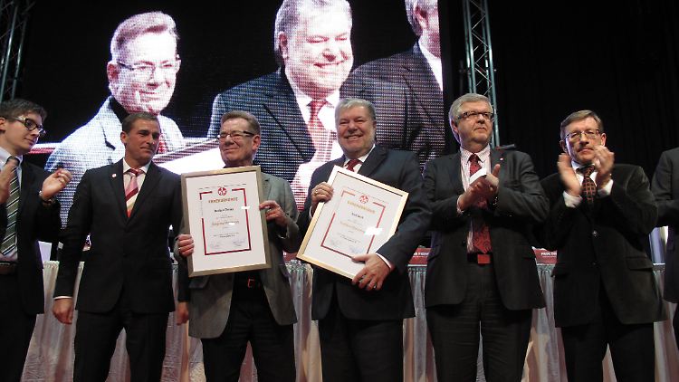 Ehrung für eine Vereinsikone: Ex-Präsident Norbert Thines (2.v.l.) erhält den Goldenen Ehrenring. Auch Kurt Beck (Mitte) wird ausgezeichnet, hier mit Stefan Kuntz, Dieter Rombach und Ottmar Frenger (von links).