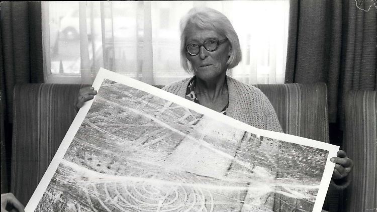 Maria Reiche mit einem ihrer Fotos von einem Nazca-Bild.