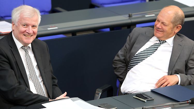 Innenminister Horst Seehofer und Finanzminister Olaf Scholz zu Beginn der Plenarsitzung des Bundestages.