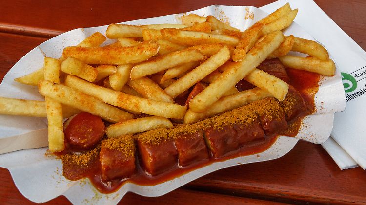 Bisher galt die Currywurst am ehesten als kulinarische Schöpfung einer Berlinerin aus dem Jahr 1949 - aber war ein Bückeburger Koch schneller?