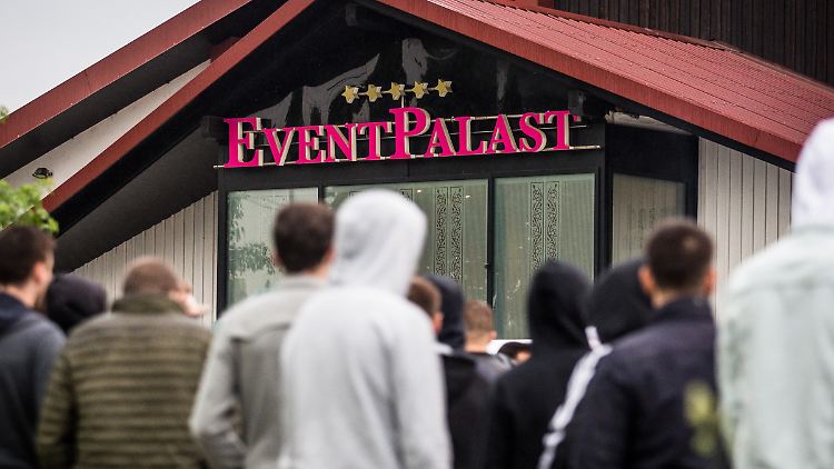 Hier, in Kirchheim unter Teck in Baden-Württemberg traten die Rapper erstmalig nach dem "Echo"-Eklat vor 300 bis 400 Zuschauern auf.  