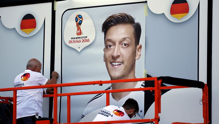 Bei der Bekanntgabe des WM-Kaders wird auch ein Bild von Mesut Özil gezeigt, der (wie Ilkay Gündogan) mit nach Russland fährt.