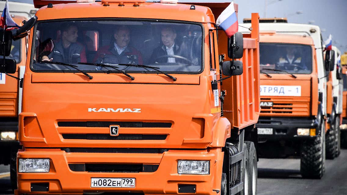 Die russische Fahne durfte an Putins Gefährt nicht fehlen.