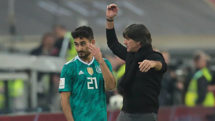 Mit der Berufung in den WM-Kader nimmt Joachim Löw seine heftig kritisierten Spieler Mesut Özil (nicht im Bild) und Ilkay Gündogan in die Pflicht (l.).