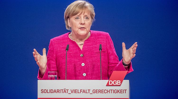 "Weder wollen wir die weltweiten Monopole noch wollen wir die digitalen Tagelöhner", sagte Merkel vor 400 Delegierten des DGB.