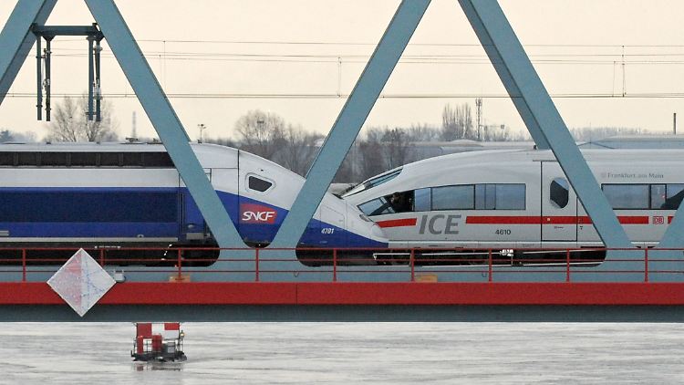 Ein TGV (l.) und ein ICE fahren über die Rheinbrücke in Kehl.