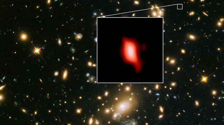 Galaxienhaufen MACS J1149.5 + 2223, aufgenommen mit dem "Hubble"-Teleskop der NASA/ESA. Das Hintergrundbild ist die sehr weit entfernte Galaxie MACS1149-JD1, wie sie vor 13,3 Milliarden Jahren war, beobachtet mit "Alma". Die mit "Alma" entdeckte Sauerstoffverteilung ist rot dargestellt.