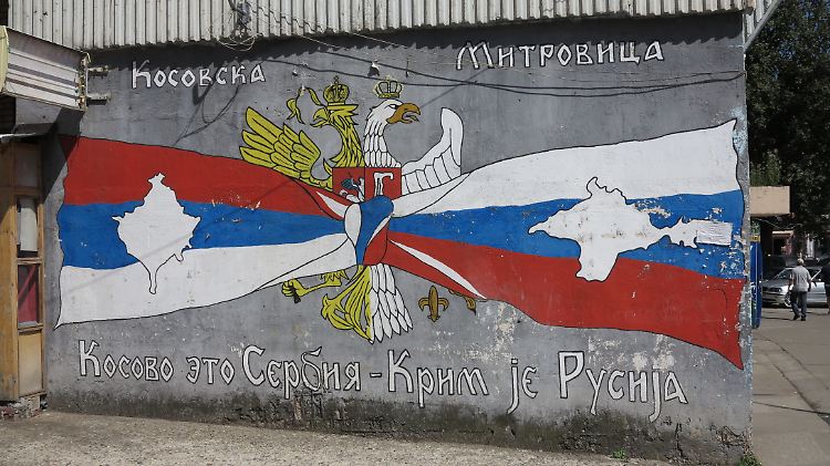 Ein Graffiti der serbischen und russischen Flagge im Kosovo spricht aus, was auch viele Serben denken: "Kosovo ist Serbien - Krim ist Russland".