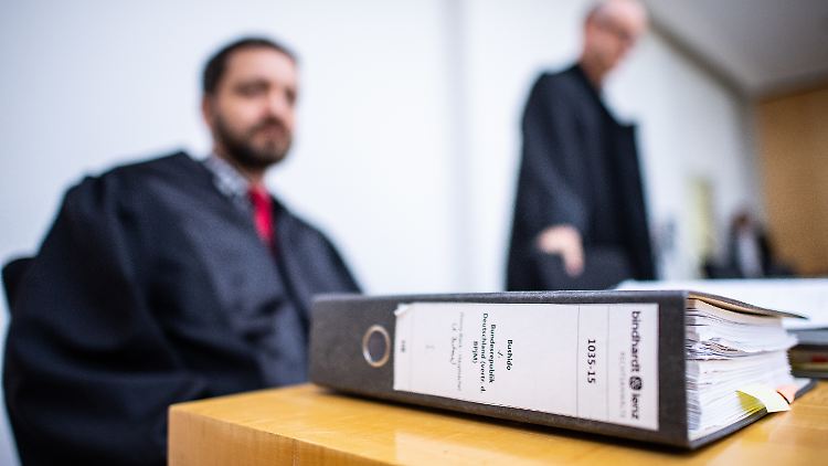 Die Anwälte von Bushido, Mirko Lenz (li.) und Heiner Bindhardt, im Oberverwaltungsgericht Münster.