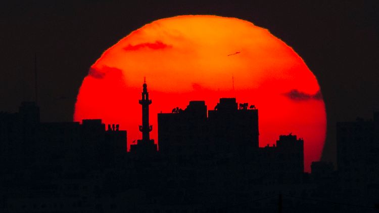 Gaza-Stadt bei Sonnenuntergang. Nach Ansicht des Sicherheitsanalysten Kobi Michael wird die Solidarität mit den Palästinensern für Staaten wie Saudi-Arabien zunehmend zum Problem.