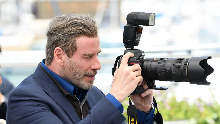John Travolta probiert in Cannes die neue Nikon D850 mit riesigem 70-200-Millimeter-Objektiv aus - ein Topmodell für Profis, das vielen Otto-Normal-Fotografen zu groß, zu schwer und zu teuer sein dürfte. Aber die Bildqualität ist Champions League.