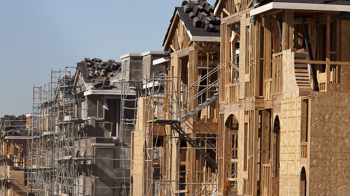 Ein Mangel an Immobilien sowie höhere Kosten für Baumaterialien hat die Preise für Wohnungen in den vergangenen Monaten hochgetrieben.