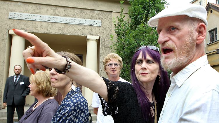 Dieter Kunzelmann bei der Urnenbeisetzung seines Mitstreiters Fritz Teufel im Jahr 2010.