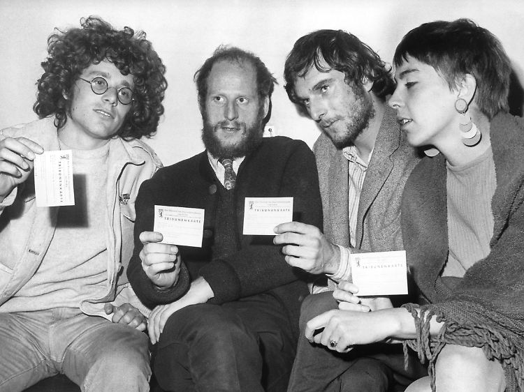 Gegen die "herrschenden Verhältnisse": Rainer Langhans, Dieter Kunzelmann, Volker Gebbert und Ursula Körber (v.l.) 1967 nach ihrer Festnahme im Berliner Rathaus Schöneberg.