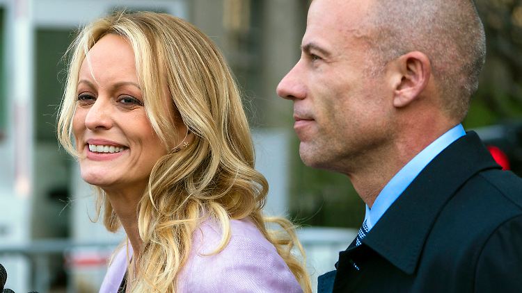 Michael Avenatti und seine Mandantin Stephanie Clifford nach einem Gerichtstermin in New York.