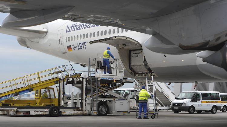 IT-Panne am Flughafen Frankfurt: Die Lufthansa beschwert sich beim Betreiber Fraport über eine "massive Störung des Lufthansa-Flugbetriebs".