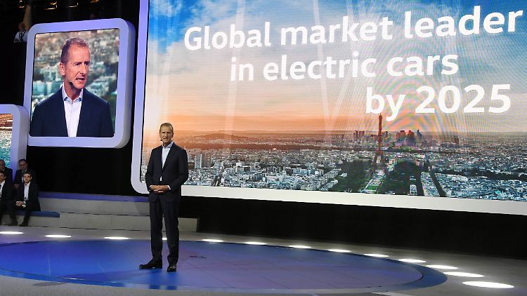 Großer Auftritt in Paris: Beim Autosalon 2016 trat Herbert Diess noch in seiner Funktion als VW-Markenchef auf. Mittlerweile ist er Volkswagen-Konzernchef