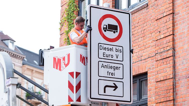 Die Fahrverbote haben die Behörden bereits vorbereitet - und die Schilder wie hier an der Stresemannstraße aufgehängt.