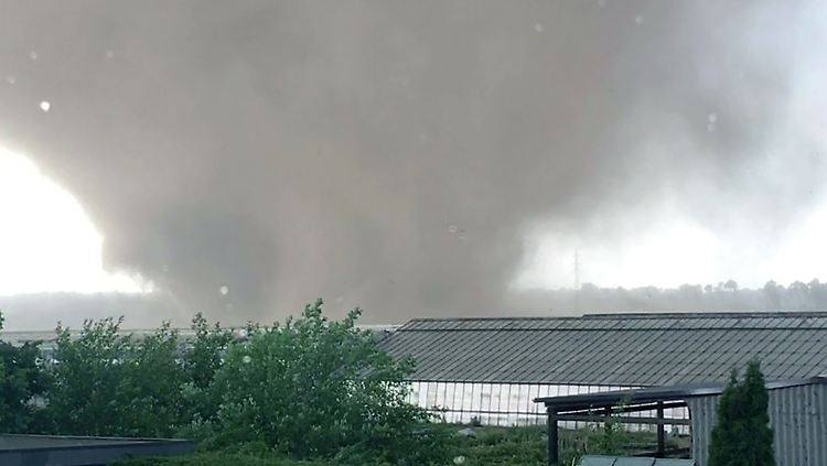 Naturereignis mit zerstörerischer Kraft: Aufnahmen aus dem Kreis Viersen zeigen, welche Dimensionen die Windhose erreichte.
